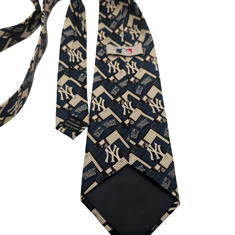 MLB Necktie Mens OS Blue New York Yankees Silk Geometric Logo Baseball Fan Gift